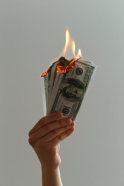 几张烧着的美元钞票的延时摄影